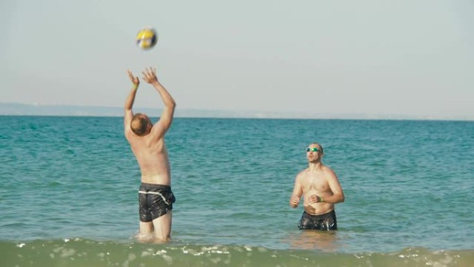 沙滩上的排球。