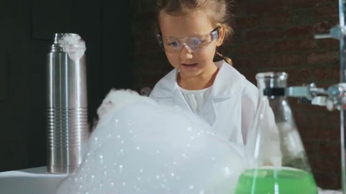 可爱的儿童研究员正在进行液氮实验