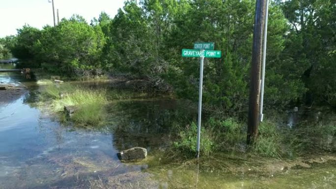 淹没的街道在水下附近，街道标志在水面上方