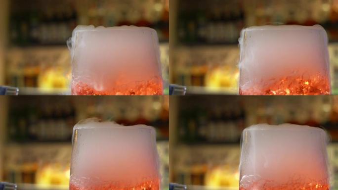 调酒师在酒吧将鸡尾酒与酒杯混合，将酒保手倒入酒杯中