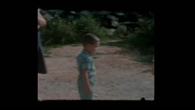 1963小男孩在湖边喂天鹅