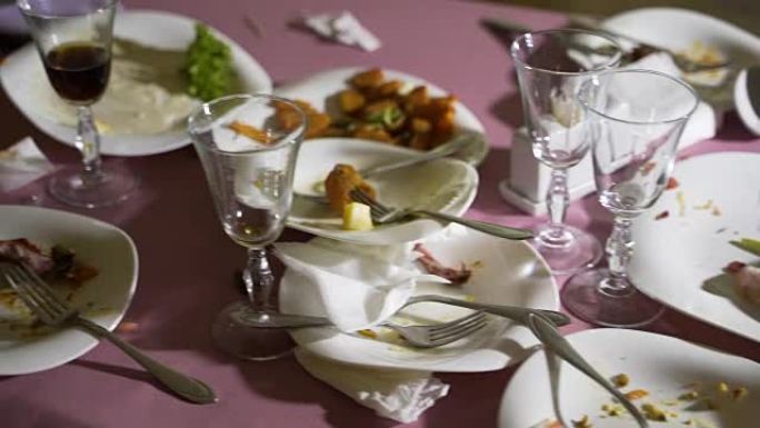 餐厅桌子上剩下的食物和脏盘子。