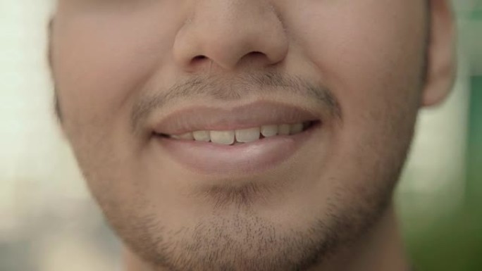 男性嘴唇微笑的极端特写镜头