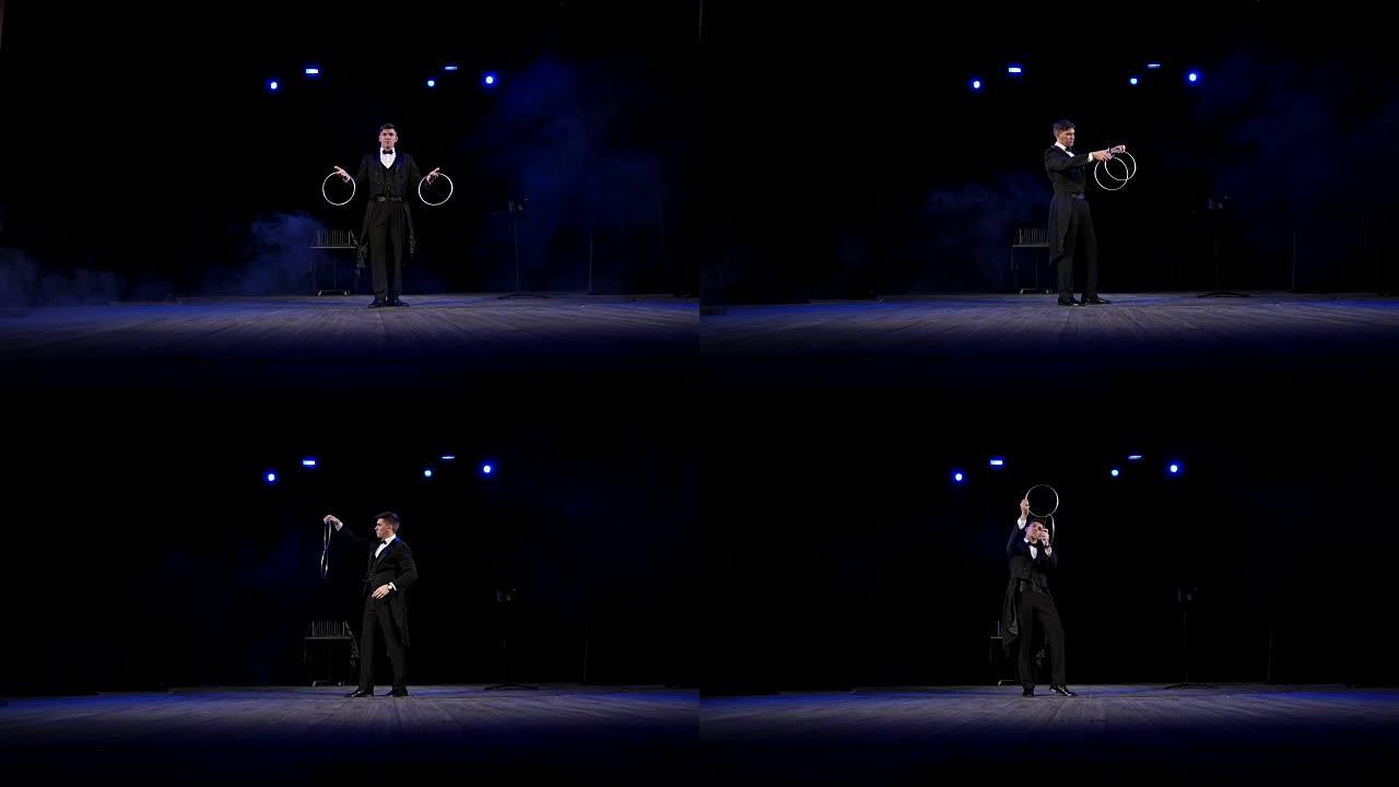 魔术师在舞台上操纵铁箍