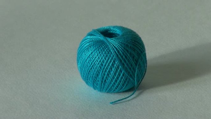 针织和刺绣用蓝色纱线球