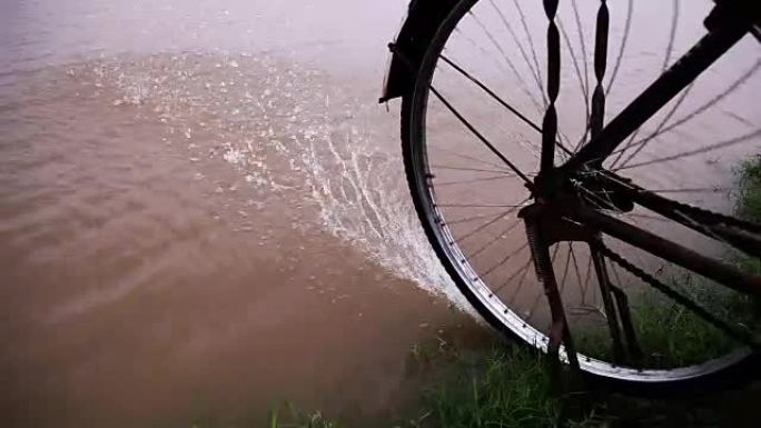 自行车轮胎在湖附近泼水