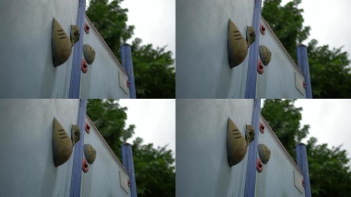 公园里的游乐设备。在亚洲。孩子们的彩色游乐场。