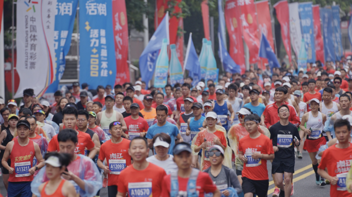 长沙马拉松比赛全民健身运动人潮涌动