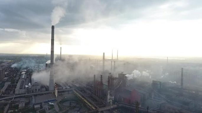 生态不好。钢铁厂，工厂的管道冒烟和雾。