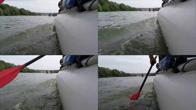 桨在水里。