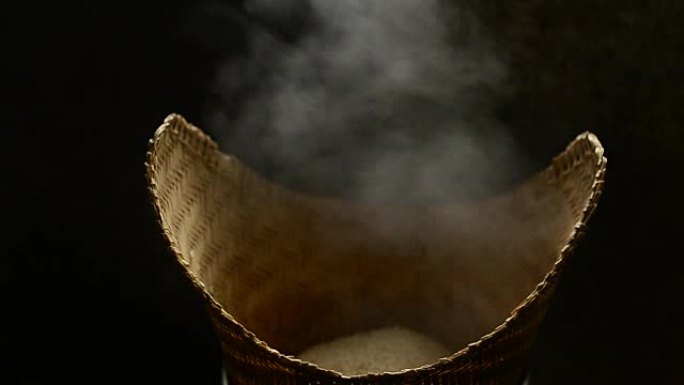 旧木制蒸笼中的热糯米