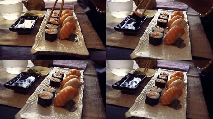 用筷子拿寿司