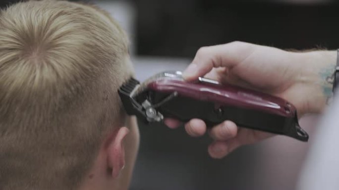 电动剃须刀男性理发。慢动作电动修剪器造型