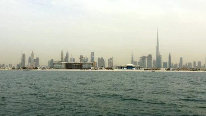 迪拜海岸线，外海有酒店和建筑工地