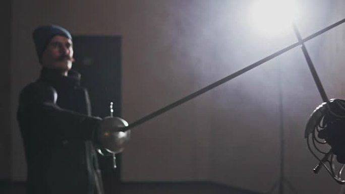 中世纪武士在室内用剑进行慢动作训练