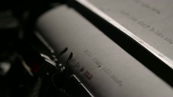 敢大胆，在旧打字机上打出的单词的快速机架聚焦镜头