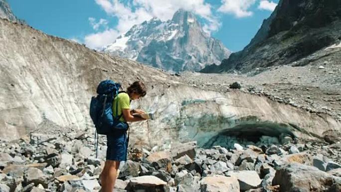 远足者旅行指南一名男子在地图上研究路线，并显示了登山中的方式，相机的运动。