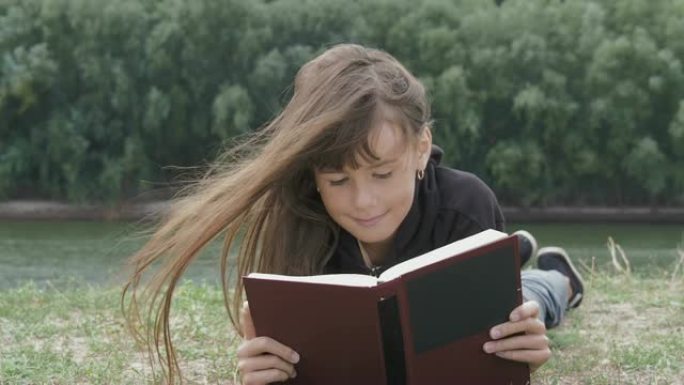 一个孩子在大自然中看书。