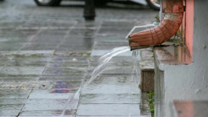 下雨时的水管