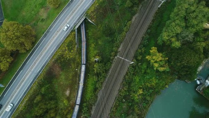火车上的美丽景色载着商品穿过一座桥，停在铁路上