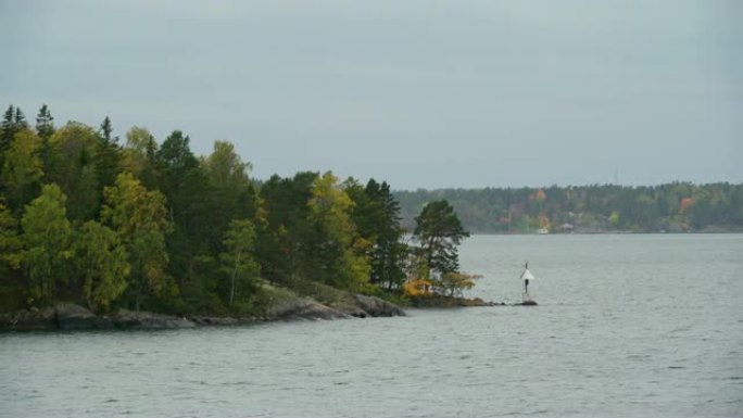 瑞典斯德哥尔摩岩石边缘的一盏白色小灯