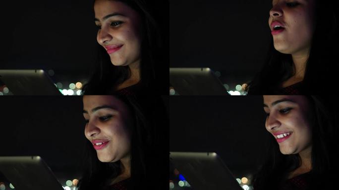 年轻女子视频聊天在平板电脑上谈论微笑挥手拜拜问候欢迎触摸屏信息旅游网在印度教寺庙圣城湖城手持电脑上冲