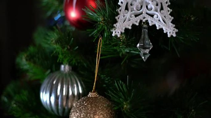 新年夜装饰华丽的松树树在家里的概念