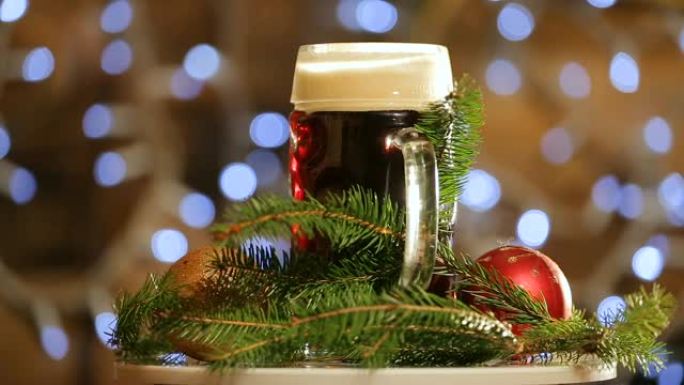玻璃啤酒在背景上旋转，灯光明亮。圣诞黑啤酒展示。