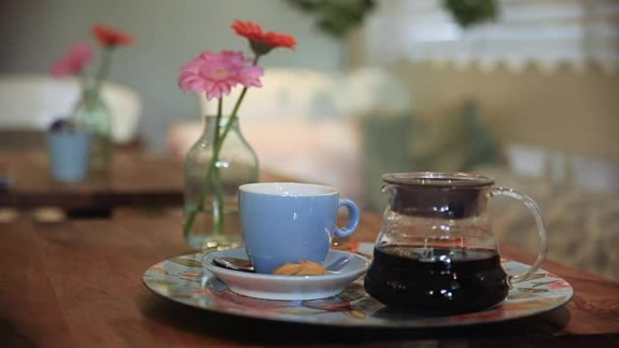 桌子上的咖啡壶和杯子的特写镜头