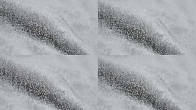 灰色极地聚酯羊毛保暖织物纹理4K 2160p 30fps超高清倾斜镜头-缓慢倾斜银色合成纤维极地毯特