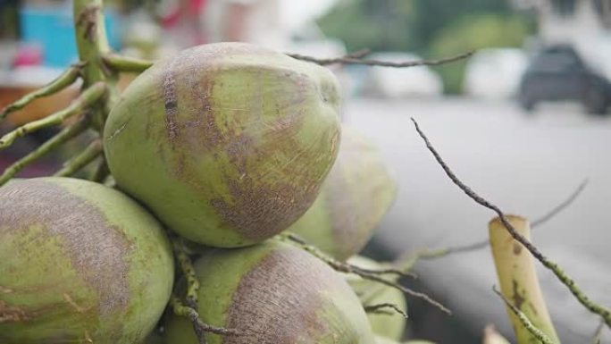 泰国街头卖椰子和果汁。