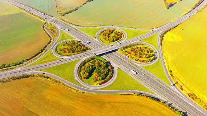 中欧捷克共和国比尔森附近的D5高速公路交汇处的鸟瞰图。农村景观中的交通。环境概念。