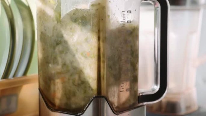 菠菜汤在搅拌机中混合，特写
