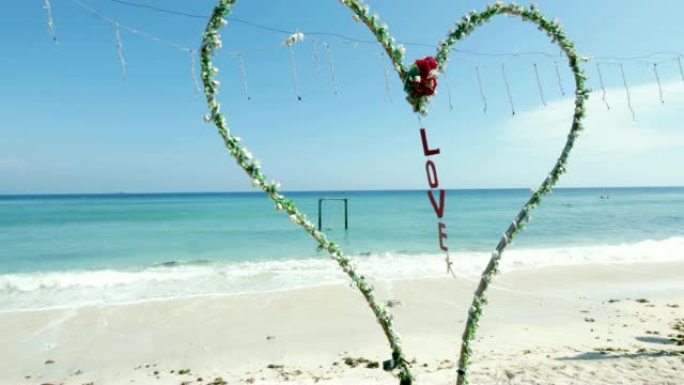 巴厘岛吉利特拉万安岛海滩上的心形装饰品