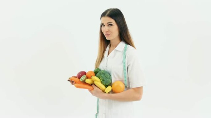 女人拿着有机水果和蔬菜