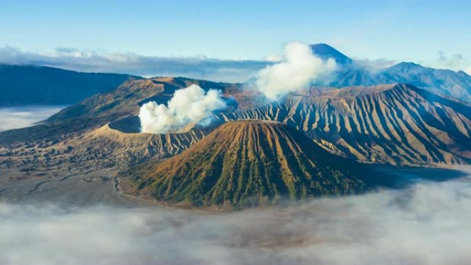 布罗莫火山和薄雾漂浮在山坡上，印度尼西亚的地标自然旅游地点4k时间流逝 (潘拍)