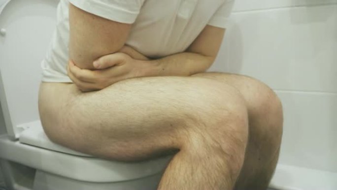 坐在厕所上的人患有腹泻。