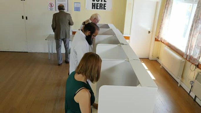 4K航拍:人们在选举或公投时站在投票站
