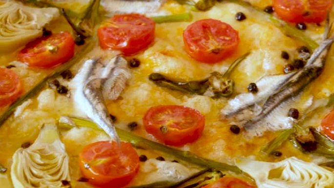 披萨配凤尾鱼、洋蓟、奶酪和晒干的西红柿