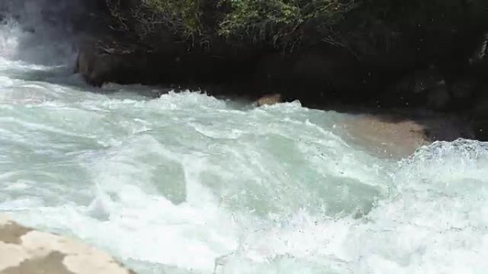 风雨如磐的山河贯穿峡谷