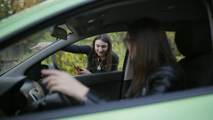 女孩停下车要求司机用电槽跳线电瓶车