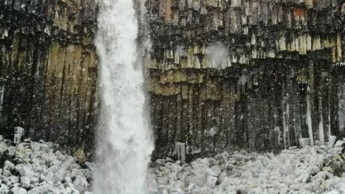 冬季冰岛熔岩柱景观