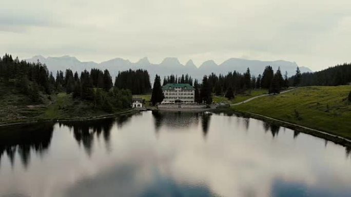瑞士阿尔卑斯山湖附近建筑的风景鸟瞰图