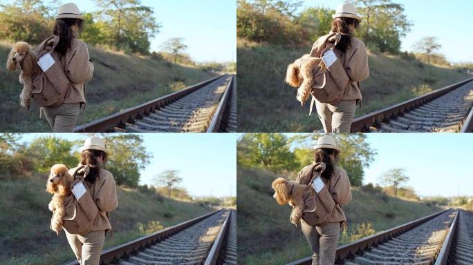 背着狗的女人乘铁路秋日旅行。