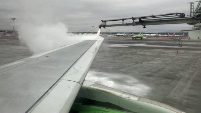 强暴风雪起飞前飞机机翼用防冻剂除霜