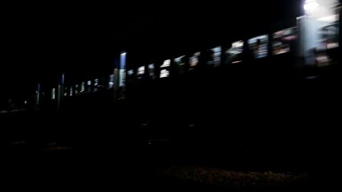 夜间前进的特快列车