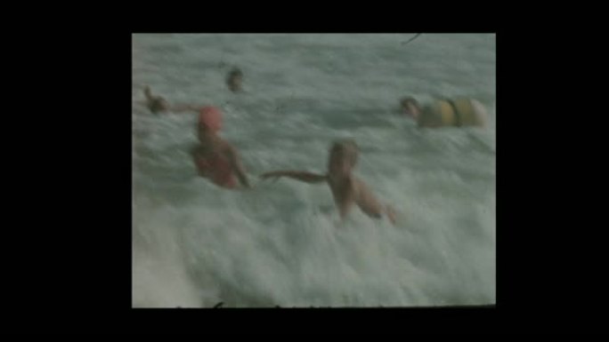 1956小男孩玩耍，跑出海洋