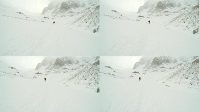 男子爬上本尼维斯 (苏格兰) 在冬季POV摄像机观看的人跟随一名队员。