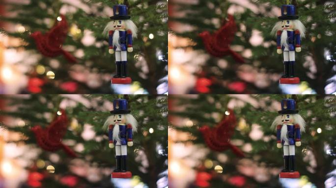 背景模糊的圣诞树上的胡桃夹子士兵。