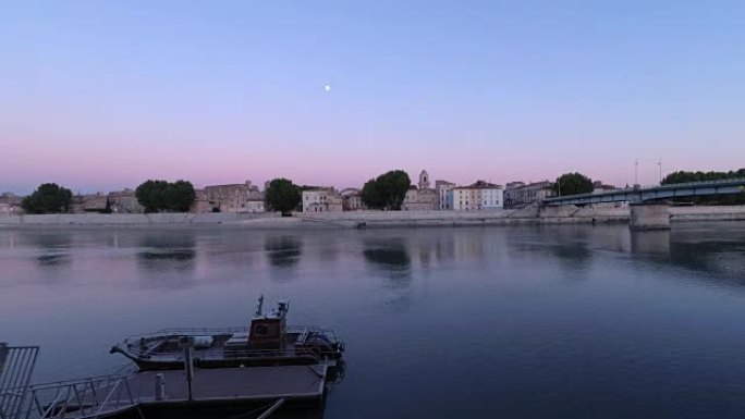 阿尔勒市法国罗纳河上美丽的夏夜。时间流逝。